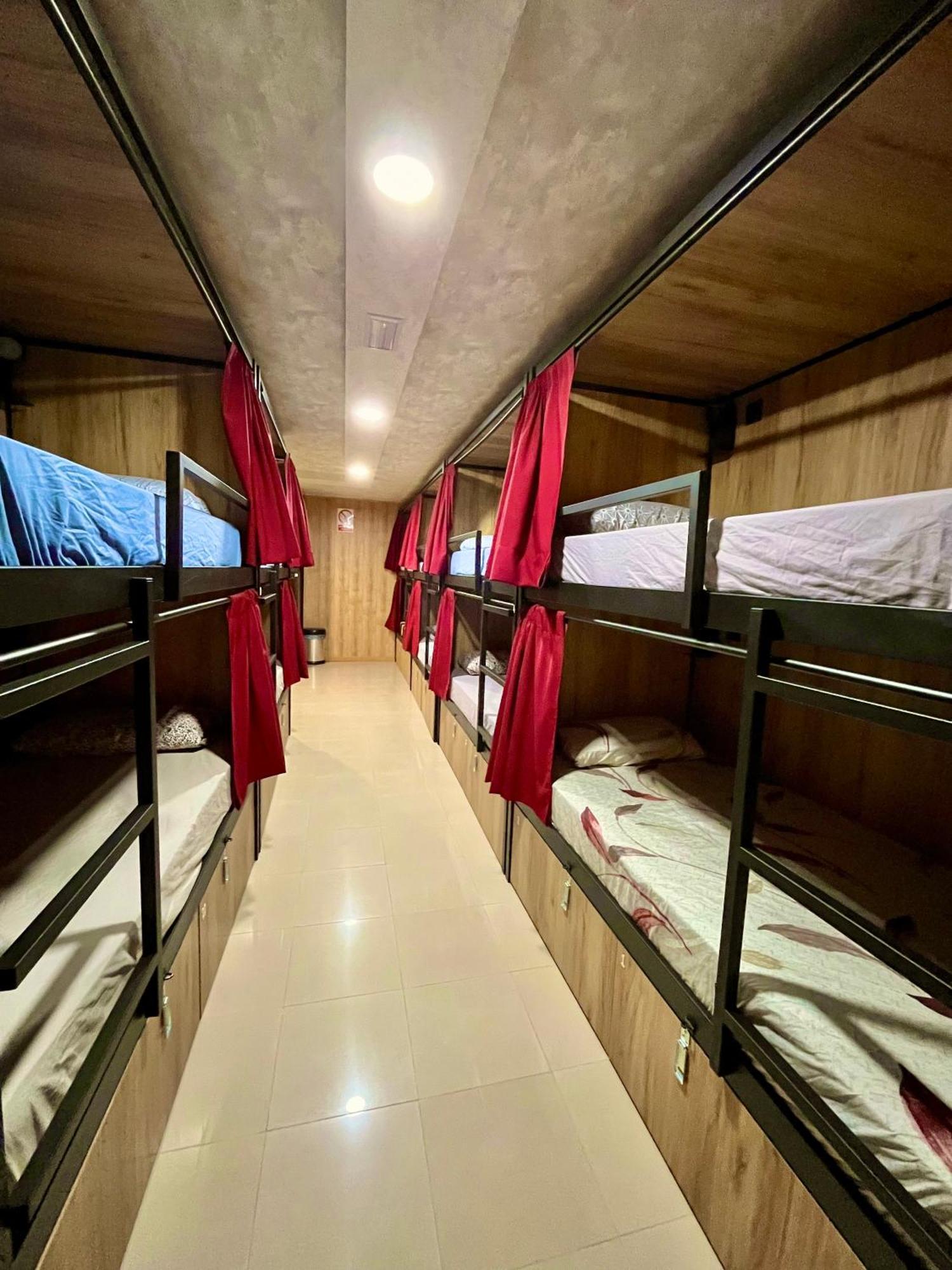 Velvet Hostel Мадрид Екстер'єр фото